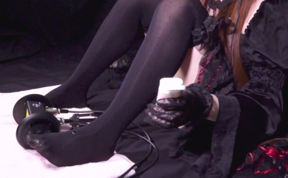 音無来未23.11.9 滑らかに動くASMR♥薄手のニーハイ越しの足でローションマッサージ [1V990M]